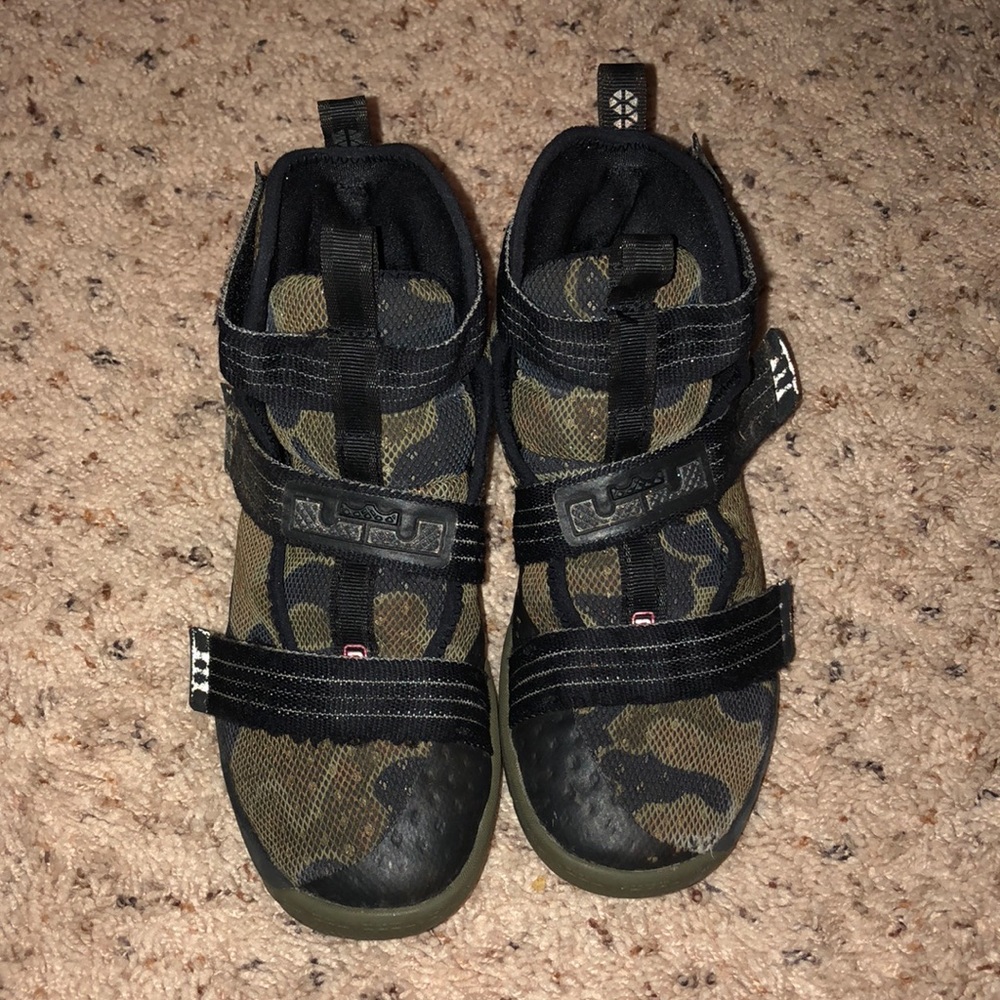 EUC Boys Lebron James Camo Shoes